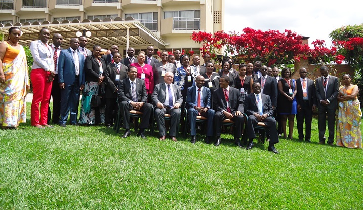 Abakomiseri bakuru b'ibigo bishinzwe imisoro n'amahoro muri EAC n'abaje babaherekeje mu nama yabereye i Kigali.
