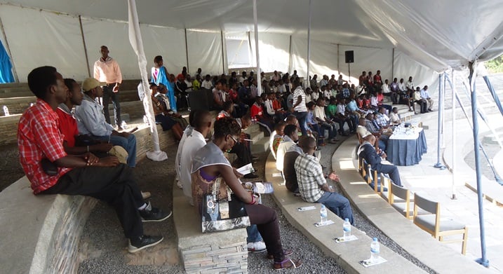 Abanyamuryango n'abakozi ba Cercle Sportif bafashe umwanya wo kwibukira ababo ku rwibutso rwo ku Gisozi.