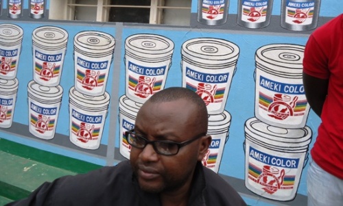 Kabango imbere y'iduka rye ryasigaye, nyuma y'uko depo ikongotse.