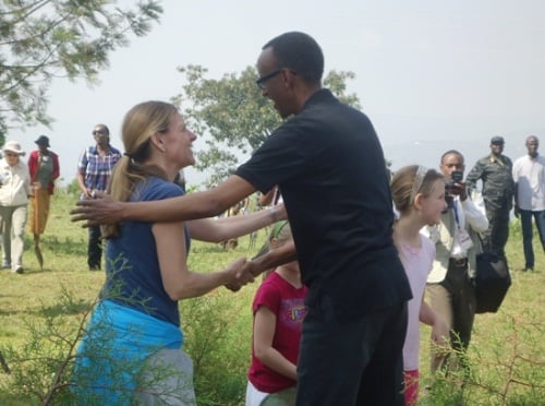 Perezida Kagame yanishimiye umuryango wa Kaia Miller, ugize Inama njyanama y'umukuru w'igihugu(PAC), waje kwifatanya n'abaturage mu muganda i Kanyinya.