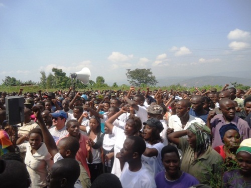 Abaturage b'i Kanyinya bishimiye ko Perezida Kagame yaje kwifatanya nabo mu muganda.