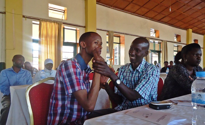 Abafite ubumuga bukomatanyije burimo kutumva, kutavuga no kutabona, baganira n