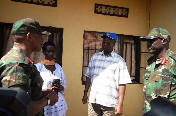 Ministiri James Musoni, Umugaba w'Ingabo, Gen Patrick Nyamvumba hamwe n'Umugaba w'Inkeragutabara, Lt Gen Fred Ibingira; batanga inzu kuri umwe mu barokotse Jenoside i Rusheshe.