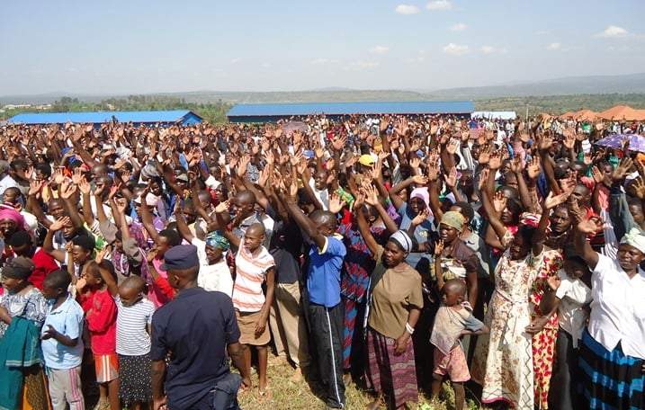 Abaturage b'i Rusheshe bari babukereye kwakira abayobozi bakuru b'igihugu baje kubafasha mu muganda.