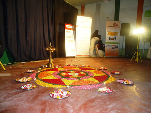 Umutako w'indabo(pookalam), ku ruhande hari ikirango cy'umwami Mahabali wabagejeje ku bukire.