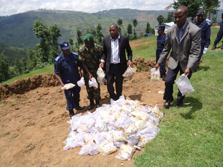 Polisi hamwe n'abaturage bifatanyije mu kwangiza ibiyobyabwenge.