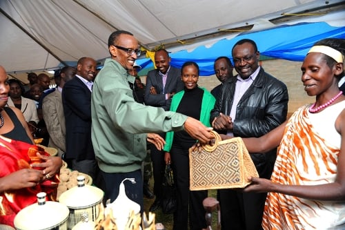 Aha bamwerekaga kimwe mu bikapu bishobora kwifashishwa mu buzima bwa buri munsi byakozwe mu birere.