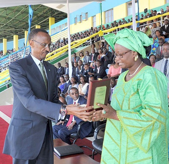 Mu 2010 nibwo Perezida Kagame yashyikirije umugore we umudali w'ubutwari wo mu rwego rw'Umurinzi, kubera uruhare umugabo we yagize arokora Abatutsi bicagwa.