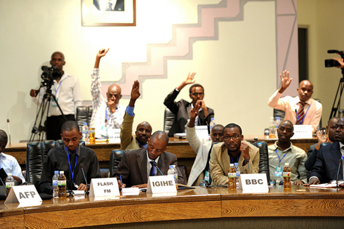 Bamwe mu banyamakuru bitabiriye ikiganiro na perezida wa repubulika Paul Kagame.