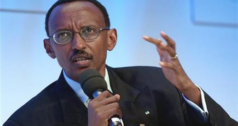 Perezida Kagame yaganiriye n'abitabiriye Rwanda Day 2013 i London bungurana inama.