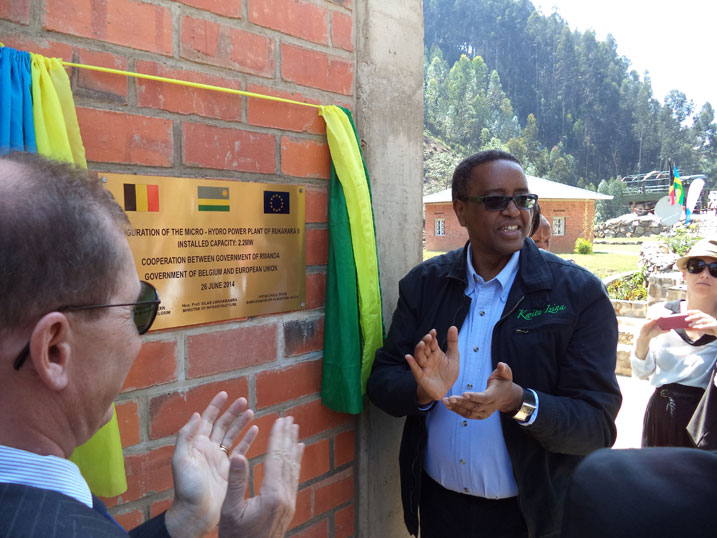 Prof Silas Lwakabamba, minisitiri w'ibikorwaremezo na Ambasaderi w'ububiligi mu Rwanda, Marc Pacsteen bafugnura ku mugaragaro Rukarara II.