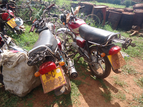 Puraki za moto bari bazisize ibyondo kugira ngo numero zazo zitagaragara.