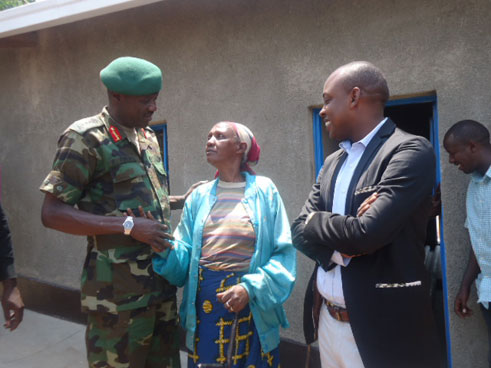 Uwo mukecuru ariwe nyir'inzu arashima Lt Gen Ibingira ko bamugejejeho icumbi ryubatse neza