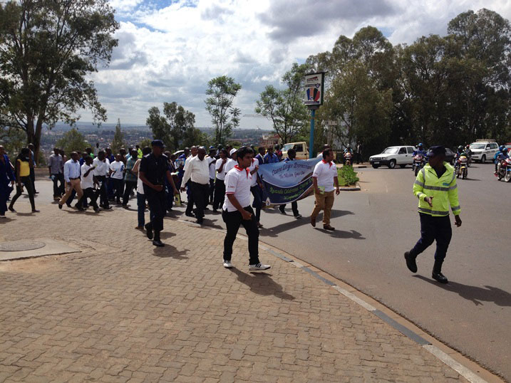 REMA yakoze urugendo izenguruka umujyi wa Kigali mu rwego rwo kwibutsa abantu ingaruka zo kwangiza akayungirizo k'izuba.