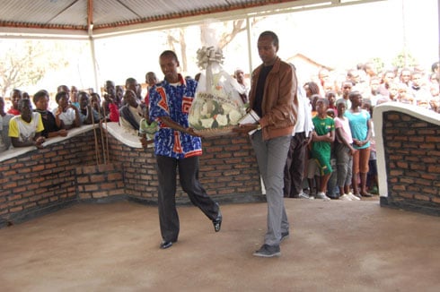 Urubyiruko rusura urwibutso rwa “ Komine Itukura” mu murenge wa Gisenyi.