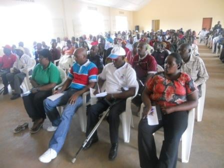 Abanyamuryango ba FPR-Inkotanyi mu karere ka Kamonyi bitabiriye umuganda wo gufasha abatishoboye kuva mu bukene.