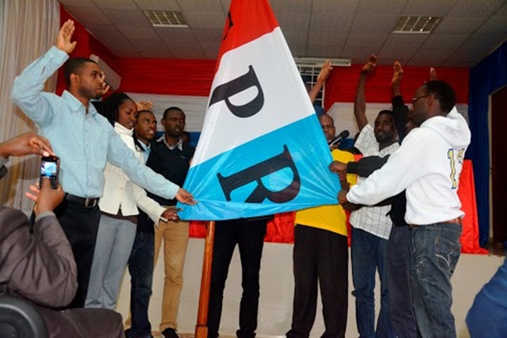 Bamwe mu banyamuryango bashya ba FPR Inotanyi muri IPRC West barahira.