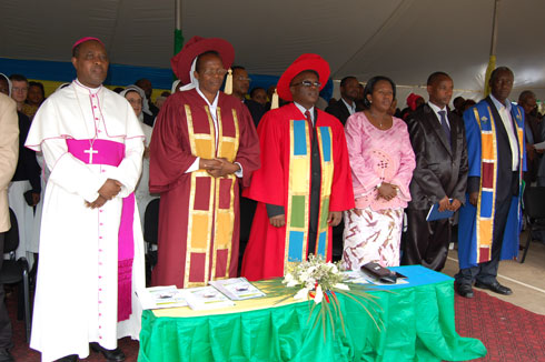 Abayobozi bakuru muri kiliziya, mu nzego z'uburezi n'iza Leta.