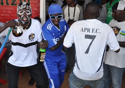 Abafana b'amakipe yombi basangiraga mbere y'umukino buri ruhande ruhiga ko ruza gustinda. (Foto: Jacques Furaha)