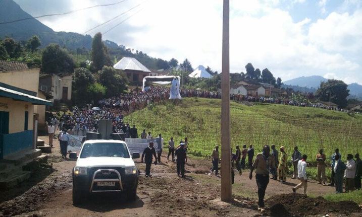 I Rubavu mu burengerazuba bw'u Rwanda bamaganye Jenoside, biyemeza kwiyubakira igihugu kuko ngo amahanga yabatereranye muri Jenoside atabifitiye impuhwe zabacyemurira ibibazo bindi bahangana nabyo buri munsi.
