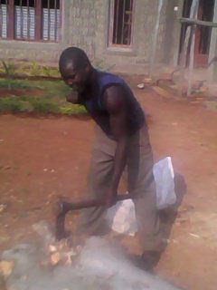 Rudahunga ari ku murimo we wo kwasa.