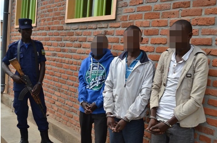 Rugira (iburyo), Ngarukiyintwali (hagati) na Niyigena (ibumoso) bari mu maboko ya polisi bazira permis y