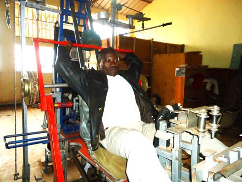 Ruhama Juvenal yerekana uburyo bakorera imyitozo ngororamubiri muri iyi mashini ye.