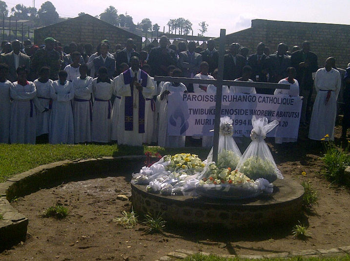 Abakirisitu Gatolika bo mu Ruhango mu Rwanda bazindutse mu masengesho basengera abazize Jenoside banasaba Imana ngo izabarindire igihugu kongera kugwa ahabi.
