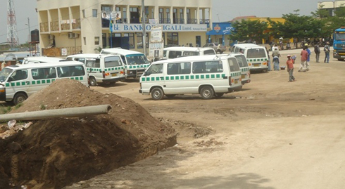 Gare isanzwe ibangamiye cyane abayikoresha kubera ari ntoya kandi ikaba itubakiye.