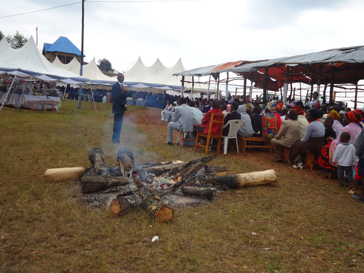 Abaturage bari benshi mu muhango wo gushyingura imibiri 29 yabonetse y'abazize Jenoside.
