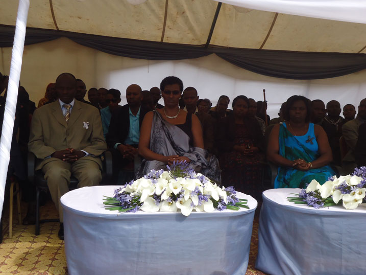 Perezidante w'inteko ishinga amategeko (hagati) ari mu bayobozi batandukanye bitabiriye umuhango wo gushyingura abazize Jenoside.