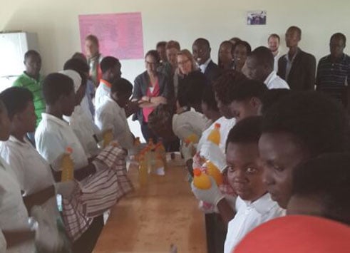 Aha minisitiri Kirsten araganira n'abakobwa biga imyuga no gukora imishinga ibyara inyungu.