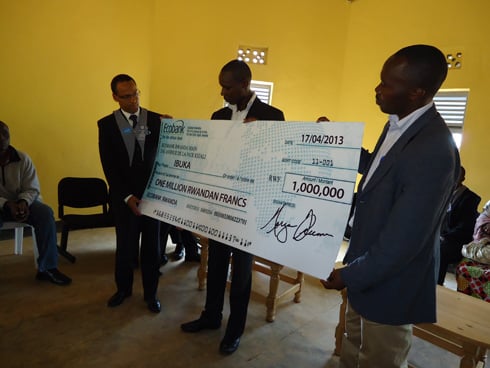 ECOBANK ishyikiriza uhagarariye abacitse ku icumu mu karere ka Rulindo sheke y