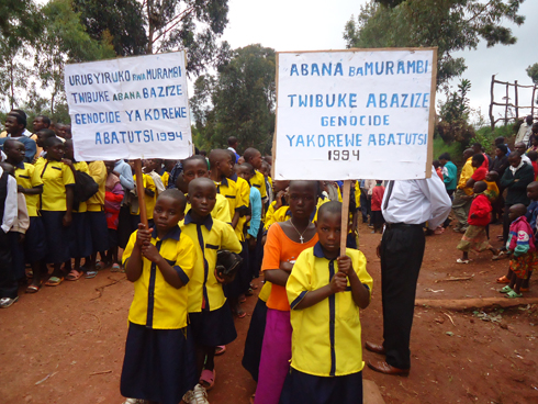 Abana bakoze urugendo bamagana Jenoside.