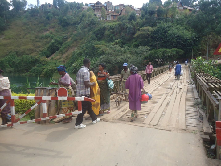 Abatuye i Mururu ngo bagerageza kwambutsa ibyo bashaka mu buryo bwa magendu batanyuze kuri uyu mupaka wemewe, bakanyura mu mazi n'ahandi bashobora kwihisha inzego z'imisoro.