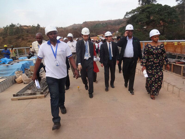 Abayobozi barimo Minisitiri w'ibikorwaremezo, Prof Silas Lwakabamba, batembera ku mupaka wa Rusumo aharimo kubakwa ikiraro gishya na One Stop Border Post.