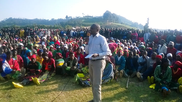 Ruzindana uyobora umurenge wa Rusebeya avuga ko bateranyije inteko y'umudugudu itegeka abasenyeye uwo mukecuru kumwishyura ibihumbi 180 n'amafaranga 500.