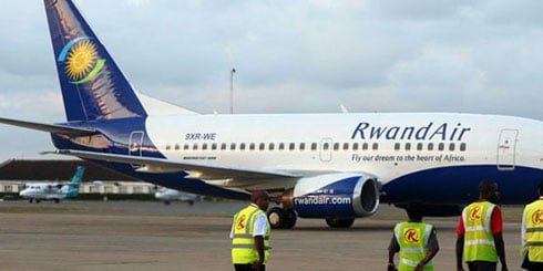 Hagati y'u Rwanda na Afurika y'Epfo hasanzwe ibikorwa by'ubucuruzi n'ubuhahirane byatumye habaho ingendo zihoraho z'indege hagati y'ibihugu byombi