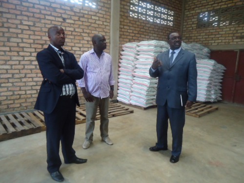 Rwirangira Aimable -hagati- yemereye Minisitiri Kanimba -iburyo-kuzimurira uruganda rwe ku gishanga cya Mwogo nihagezwa amashanyarazi.