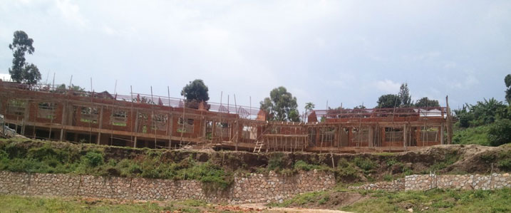 Rwiyemezamirimo wubakaga aya mashuri ngo yananiwe kurangiza imirimo none harashakwa undi.