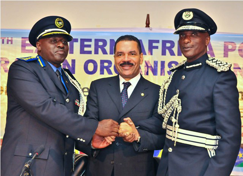 Umunyamabanga mukuru wa Interpol, Ronald K. Noble (hagati) hamwe n