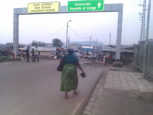 Saa 17h30 nta bantu bacaga ku mupaka uhuza Goma na Gisenyi kubera Abanyarwanda bamaze gutaha batinya guhohoterwa.