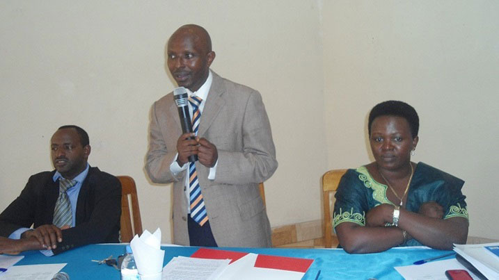 Safari Innocent, umunyamabanga uhoraho muri MINEAC (uhagaze) atangiza inama yagiranye n'abahagarariye abahinzi-borozi mu gihugu.