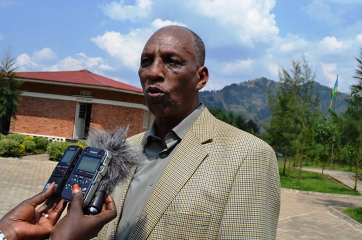 Sayinzoga Jean aganira n'itangazamakuru nyuma yo gusoza amahugurwa