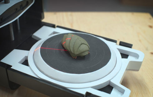 Scanner ifotora ibintu igasohora ibisa nabyo (3D Printing).