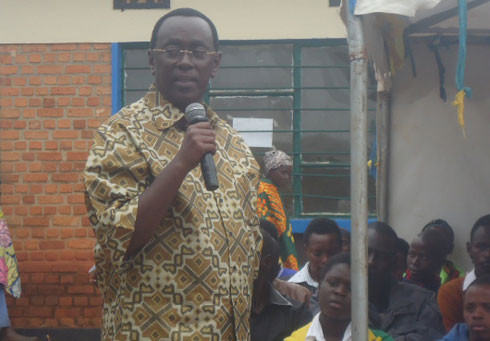 Senateri Makuza Bernard aganiriza abaturage i Kigoma.