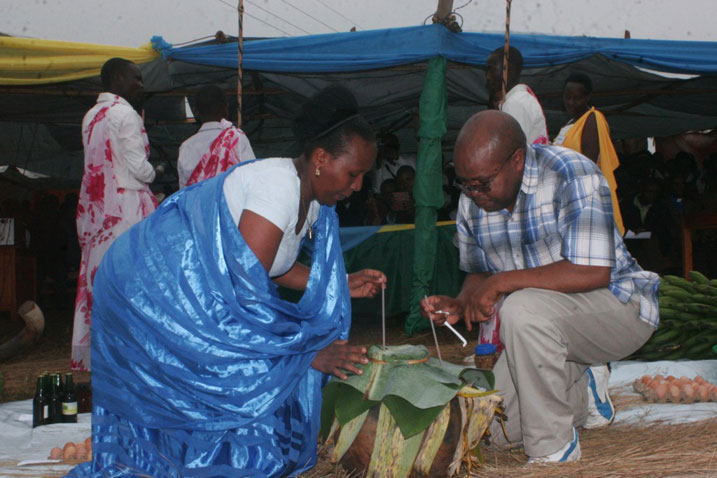 Senateri Mushinzimana Appolinaire (iburyo) n'umunyamabanga nshingwabikorwa w'umurenge wa Nzahaha Nyirangendahimana Mathilde basoma ku ntango.