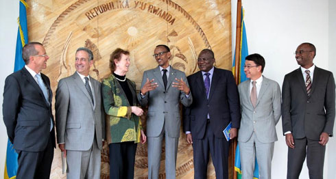 Ubwo haruka mu Rwanda, Russell Feingold (uwa kabiri ibumoso) yari kumwe n