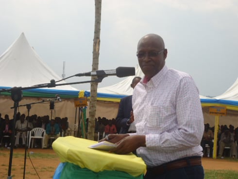 Senateri Ambasaderi Karemera Joseph yashyikirijwe sheke y'Intara y'Uburasirazuba.