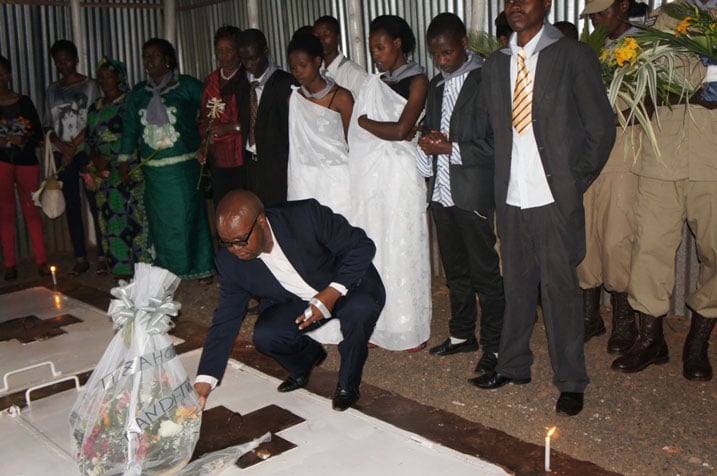 Senateur Mushizimamana Appolinaire ashyira indabo ku mva zibitse imibiri y
